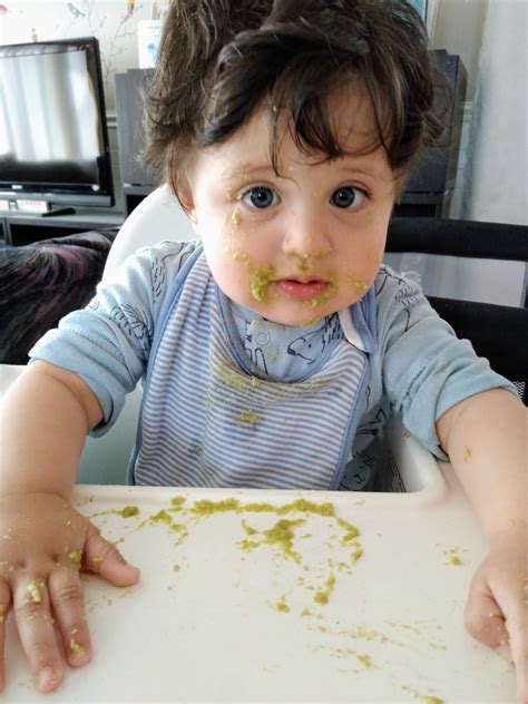 dieťa si užíva jedlo