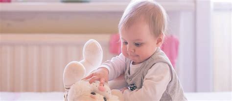 Dieťa vo veku 8 mesiacov skúma hračky