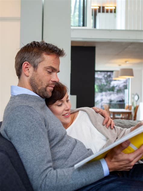 Pár relaxuje na gauči