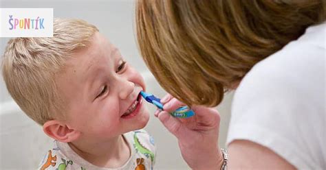 Dieťa si čistí zúbky