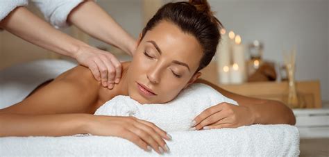 Bábätko pri masáži s rodičom