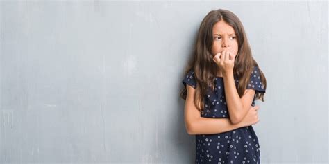 dieťa si obhrýza nechty