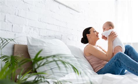 Ilustrácia zobrazujúca správny sed dieťaťa oproti nesprávnemu sedu (napr. W-sitting)