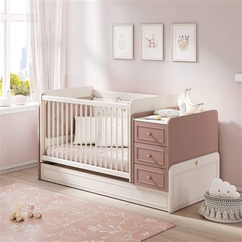 Usporiadaná detská izba s postieľkou a prebaľovacím pultom