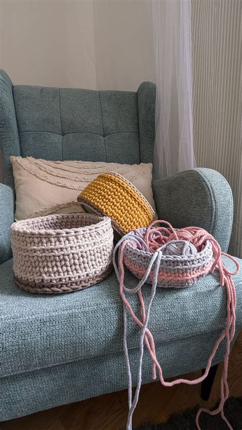 Detail háčkovaného košíka s čipkovaným okrajom