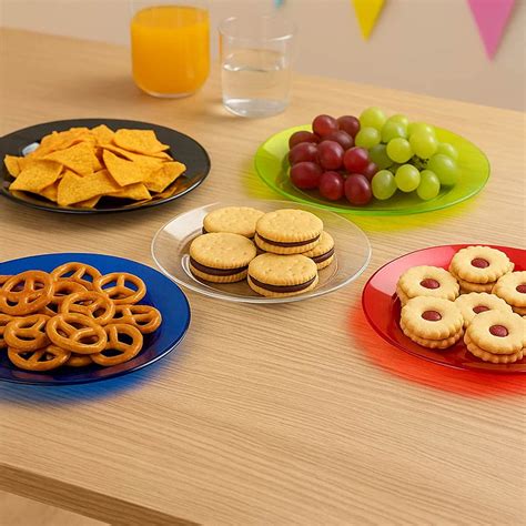 farebné detské taniere s jedlom