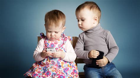 dieťa držiace mobilný telefón