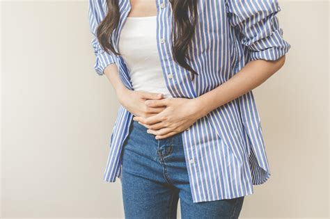 žena cíti bolesť v podbrušku