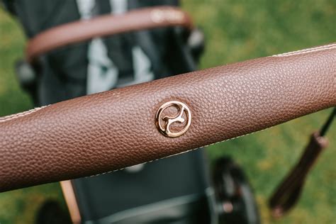 Detail ekokoženého poťahu na kočíku