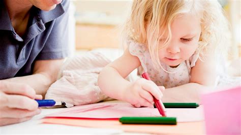 Dieťa kresliace na papier