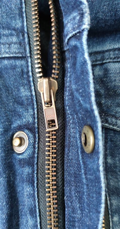 Detail zimného overalu: zips a manžety