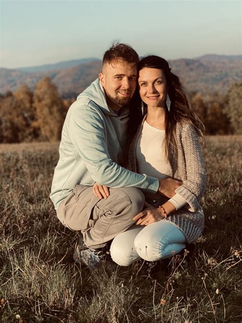 Ilustrácia dvoch ľudí, dospelého a dieťaťa, ako sa spolu smejú