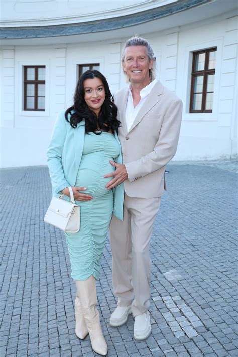 Žena s viditeľným tehotenským bruškom v druhom trimestri