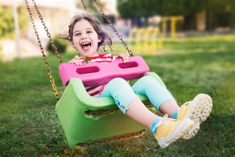 usmiate dieťa hrajúce sa