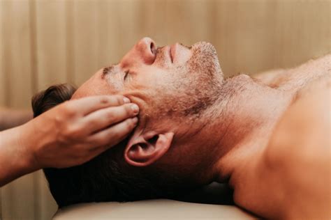 Muž si vychutnáva masáž