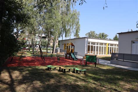 Rodičia odovzdávajú dieťa do jaslí