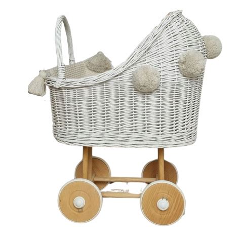 Prútený kočík pre bábiky s bábikou