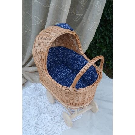 Interiér prúteného kočíka s poduškou a perinkou