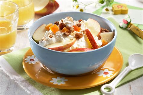 Ilustrácia misky s rôznym ovocím a orechmi