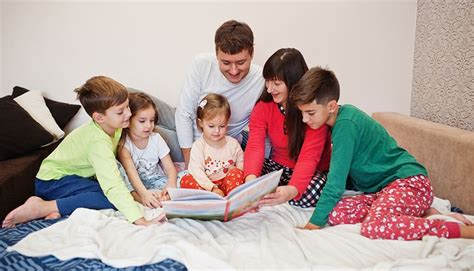 Rodina číta spolu pred spaním