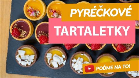 bábätko s lyžičkou a ovocným pyré