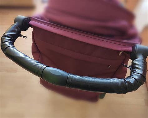 rodič s rôznou výškou upravujúci rúčku kočíka