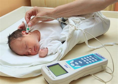 Novorodenec s nasadenými senzormi na vyšetrenie sluchu