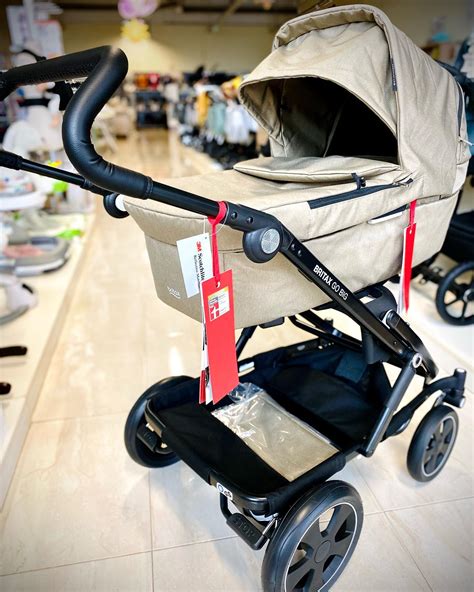 Rodina s kočíkom Britax GO BIG2 v parku