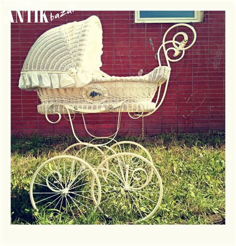 starožitný prútený kočík s textilnou strieškou