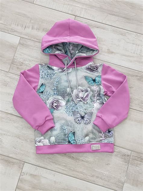 jarné kvety a detské oblečenie