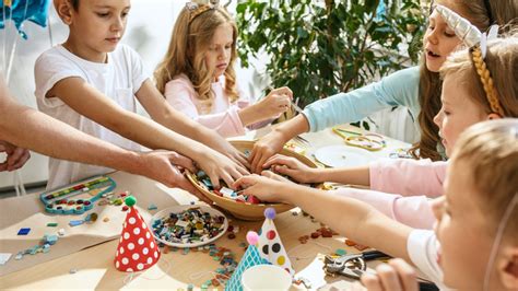 Dieťa sa hrá s inými deťmi v škôlke