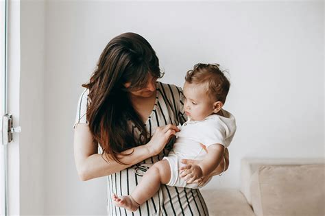 Dojča v kontakte s tvárou rodiča