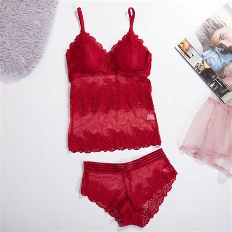 žena si prezera spodnú bielizeň s krvou