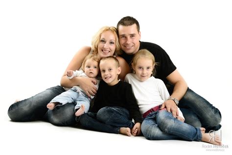 rodinné fotografie symbolizujúce starostlivosť