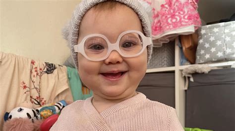 Dievčatko s veľkými modrými očami a plavými vlasmi