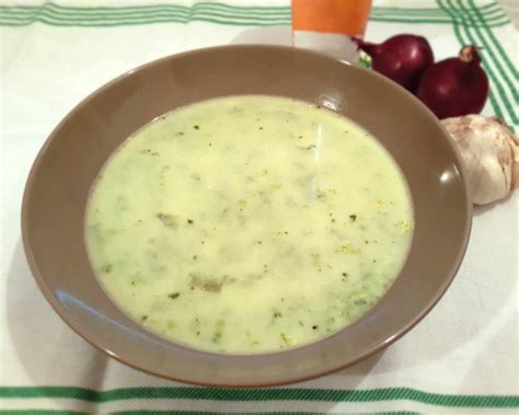 Miska krémovej brokolicovo-cuketovej polievky