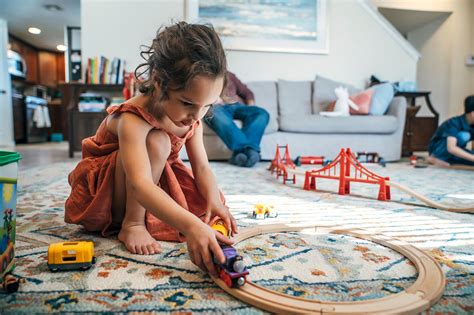 Dieťa hrajúce sa s oblúkom na kočíku