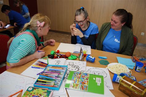 Deti podliezajúce prekážku