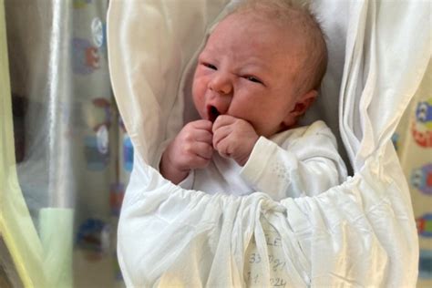 bábätko si saje pästičku