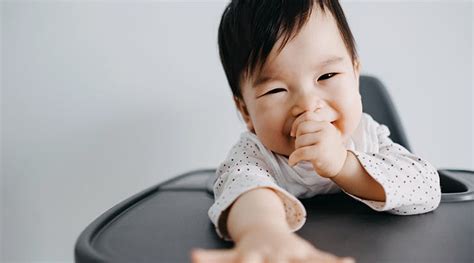 staršie dieťa si cmúľa palec