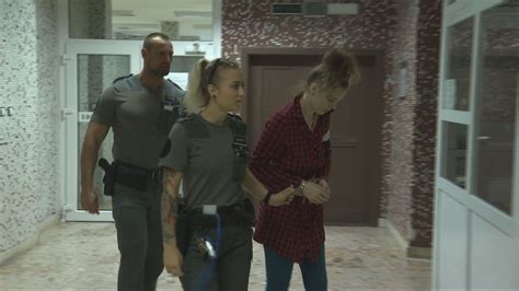 pár s dvoma deťmi v neistom prostredí