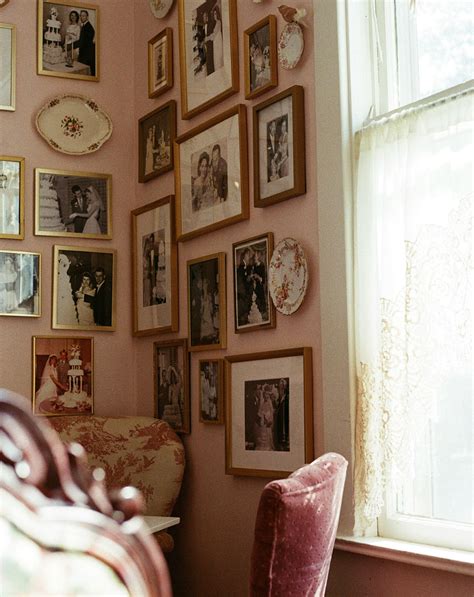 Ilustrácia interiéru domu s hračkami a rodinnými fotografiami