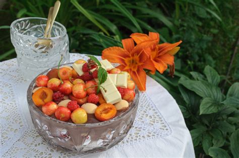 Miska s rybami, orechmi a ovocím