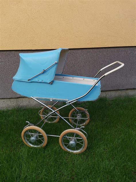 Detail retro kočíka s kovovým košíkom