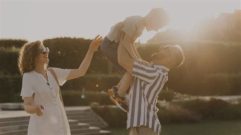 Rodina tráviaca spoločný čas v prírode