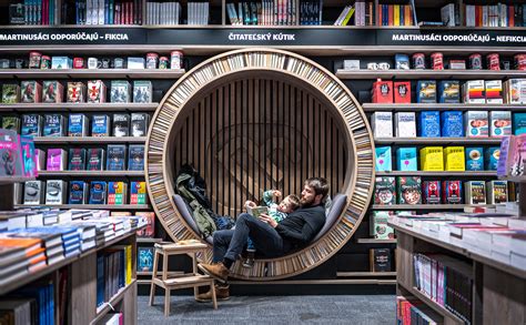 žena číta knihu zatiaľ čo dieťa spí v kočíku