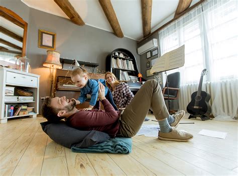 rodina sa hrá na zemi s dieťaťom