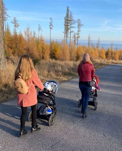 rodičia s dieťaťom na letisku s kočíkom