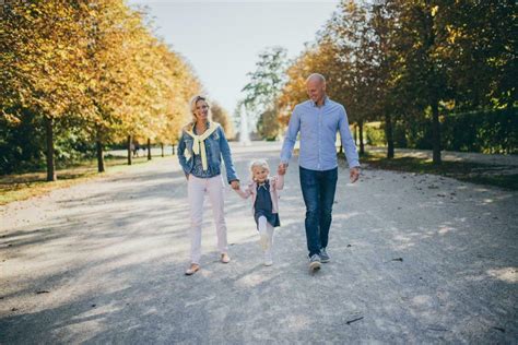 ilustrácia rodiny s dvoma rodičmi a dieťaťom, ktoré sa striedajú v starostlivosti