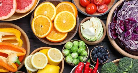 Koláž rôznych potravín bohatých na vitamíny a minerály